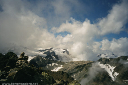 Links das Steinmandl am Gipfel, hinten die Gletscherwelt der Wildspitze